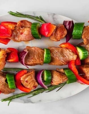 Jakie mięso na szaszłyki sprawdzi się najlepiej? W jaki sposób przygotować wegetariańską wersję? Sprawdź w naszym artykule pełnym sprytnych trików.