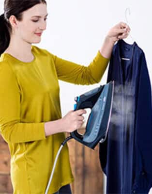 Dowiedz się, do czego przyda ci się w domu żelazko z funkcją prasowania w pionie