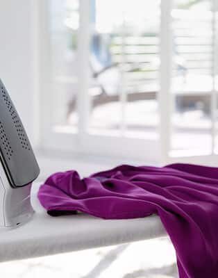 Stirare una maglietta