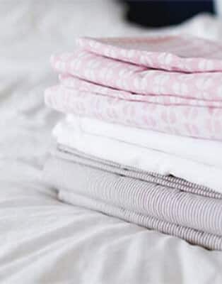 Ze względów higienicznych pościel powinna być zmieniana minimum co dwa tygodnie. Niektórzy twierdzą nawet, że najlepiej byłoby wymieniać ją nawet co tydzień. Dlaczego?