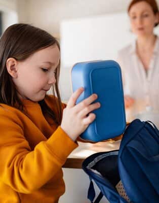 Szukasz pomysłu na szybkie drugie śniadanie do szkoły dla swojego dziecka? Kliknij i sprawdź pomysły na pyszne i zdrowe przekąski!