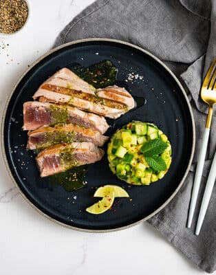 Gegrilltes Thunfischsteak mit Gurken-Avocado-Salsa