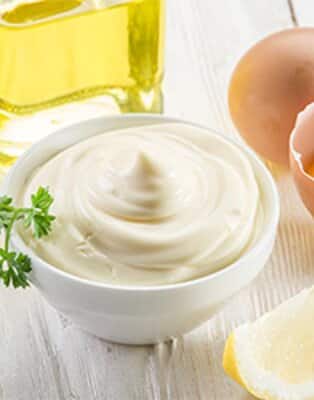 Wszystkie zalety majonezu możemy odkryć, przyrządzając go własnoręcznie. Majonez domowy, przygotowany z naturalnych składników i zachwycający smakiem prostego połączenia oliwy i żółtek, jest najlepszy.