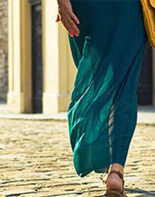 Sprawdź, jak powinno się prasować plisowaną spódnicę. Jak wyprasować plisy, by nie zniszczyć ich struktury?