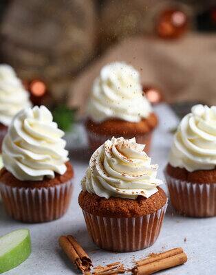 Apple cupcakes with cinnamon topping