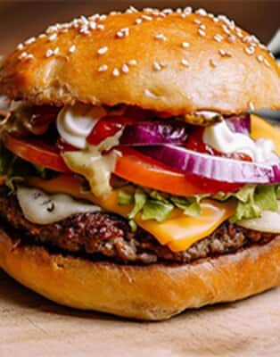 Zwykła kanapka czy własnej roboty burger mogą całkowicie zmienić swój charakter dzięki prostemu zabiegowi. Dodaj do nich domowy majonez, keczup, remuladę, sos bbq, czosnkowy i tysiąca wysp.