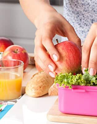 Nie wiesz, co zrobić swojemu dziecku na drugie śniadanie do szkoły? Poznaj proste i szybkie pomysły na lunch dla niejadka.