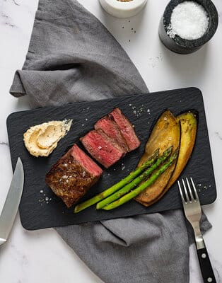 Rinderfilet mit Miso-Butter, Spargel und Aubergine