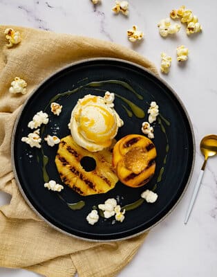 Grillobst mit Eiscreme und Karamell