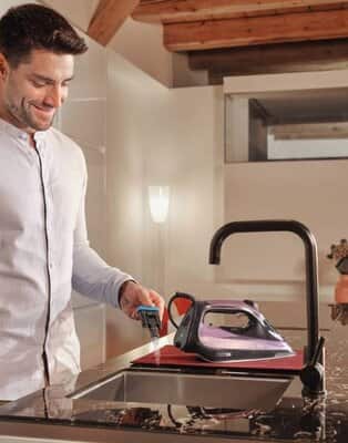 Bruciature ferro da stiro sui tessuti: come rimuoverle