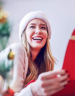 Chcesz podarować prezent świąteczny bliskiej kobiecie, ale nie wiesz, co będzie idealnym podarunkiem? Sprawdź nasz świąteczny przewodnik.