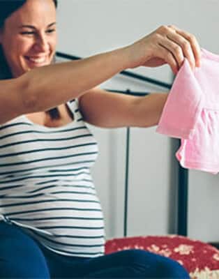 Niedługo na świecie pojawi się twoje dziecko? Dowiedz się, jakie ubranka będą potrzebne oraz dlaczego powinnaś zadbać o nie w szczególny sposób.