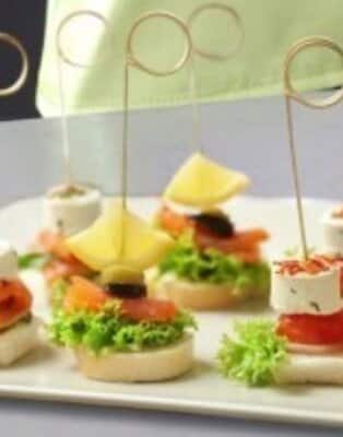 Koreczki koktajlowe to szybkie przekąski serwowane na zimno, składające się z różnorodnych składników pokrojonych w kostki i nabitych na wykałaczki.