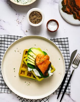 Grüne Waffeln mit Lachs und Avocado