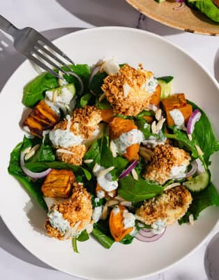 Knuspriger Blumenkohl-Süßkartoffelsalat mit Ranch-Dressing.