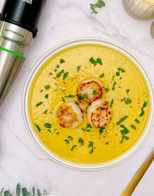 Crema de marisco con vieiras