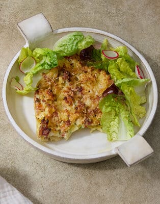 Überbackene Schinkenfleckerl mit grünen Salatherzen