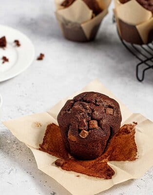 Kto powiedział, że pieczenie domowych słodyczy jest pracochłonne? Poznaj nasz przepis na proste, wilgotne i puszyste muffinki czekoladowe z airfryera.