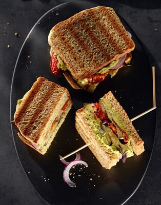 Gesundes Veggie-Sandwich mit Hummus