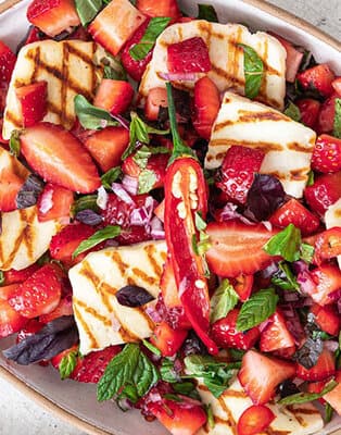 Znasz je z deserów i słodkich napojów: drożdżówek, galaretek, ciast, kompotów i lemoniad. Czy truskawki można podać na wytrawnie?