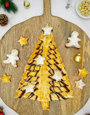 Árbol de navidad de chocolate y avellanas