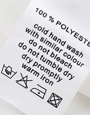 Dowiedz się, co znaczą symbole na metkach ubrań. Jak za ich pomocą określić właściwy sposób prania, prasowania i suszenia ulubionych rzeczy?