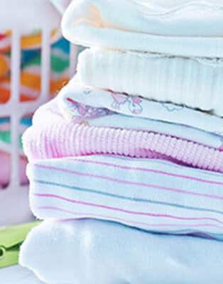 Która z mam nie kocha wybierać ubranek dla maluszka? Aby były bezpieczne dla skóry niemowlaka, należy odpowiednio je pielęgnować.