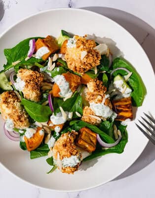 Salade de chou-fleur croustillant et patate douce, sauce Ranch