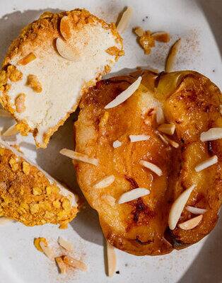 Pommes cuites et boule de glace croustillante