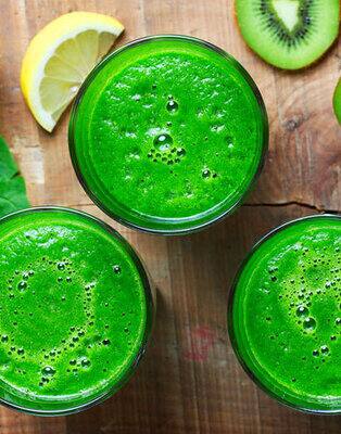 Refreshing kiwi and spinach smoothie
