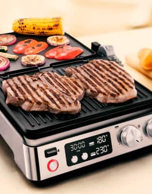 バーベキューからピザまで、あらゆる焼き料理を美味しく仕上げるマルチグリル。オーブンやホットプレートの機能がこれ1台に。