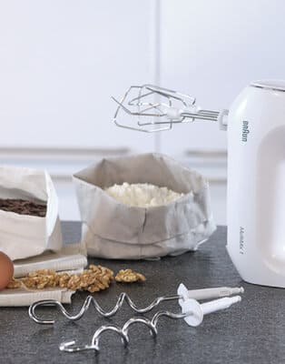 お菓子作りに重宝するハンドミキサーは、軽量でハイパワーを実現。 