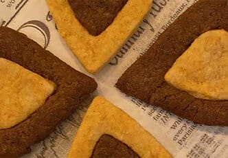 Cœurs salés Canistrelli à l'ail noir et huile de truffe