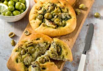 Focaccia aux olives et artichauts