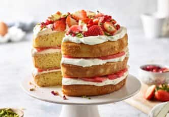 Layer cake à la pastèque et à la rose