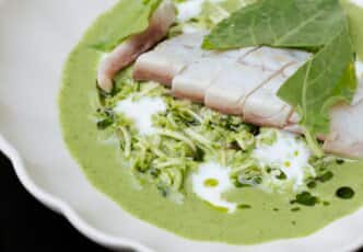 Dorade royale fumée au foin, salade d’asperges vertes