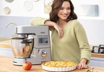 SZARLOTKA NA KRUCHYM CIEŚCIE