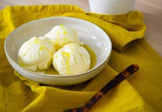 Glace à la vanille, huile d'olive et fleur de sel