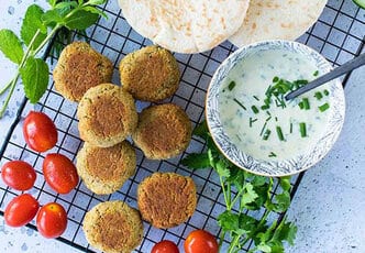 Falafels au four et sauce au yaourt et aux herbes