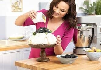 TORT BEZOWY Z KREMEM Z MASCARPONE I OWOCAMI LEŚNYMI