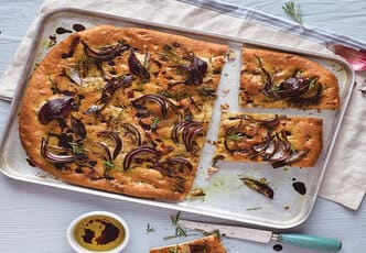 Focaccia à l'oignon rouge et au romarin