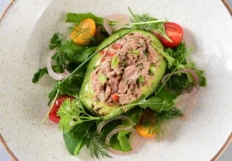 Avocat au thon et à la mayonnaise