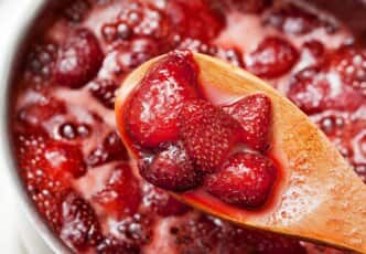 Sirop aux fraises sans alcool pour imbiber un biscuit