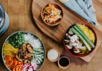 Wegetariański bibimbap z grzybami