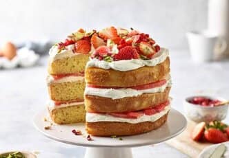 Layer cake à la pastèque et à la rose