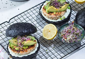 Burgers noirs au steak de saumon, avocat et Wasabi
