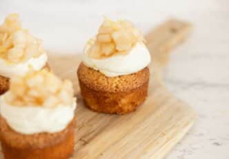 Financiers à la chantilly et brunoise de poire