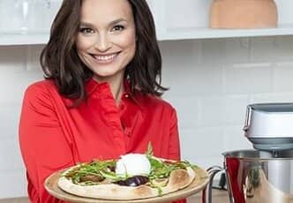 PIZZA ZE ŚWIEŻYMI POMIDORAMI I RUKOLĄ