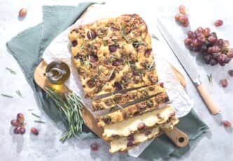 Focaccia aux raisins rouges et dolcelatte