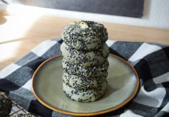 Cookies au sésame noir et pépites de chocolat blanc